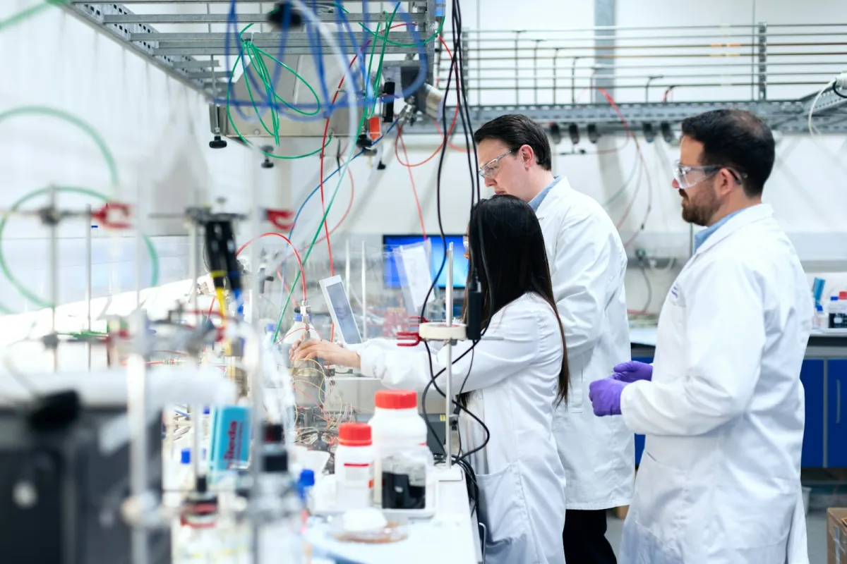مهندسون في بيئة صناعية - أنظمة التبريد والتجميد الصناعي